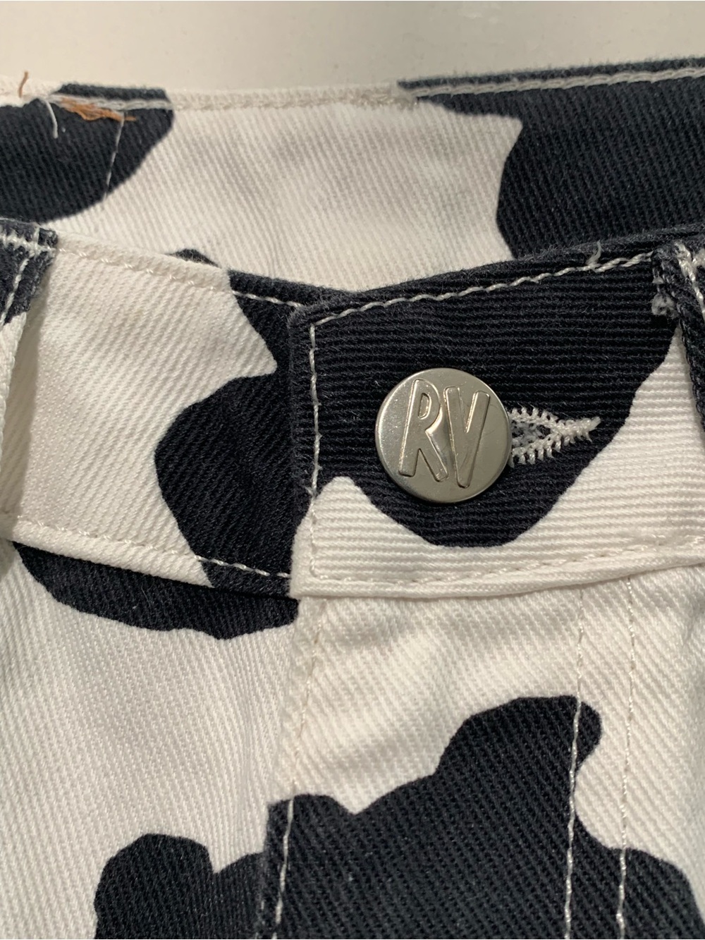 NWOT Reclaimed Vintage Cow Print Ultra High Rise Tapered 90s Mom Jeans, 26 - Picture 4 of 10